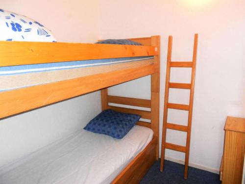 una litera con escalera en una habitación en Résidence Phenix - STUDIO CABINE 4/5 PERSONNES MAE-9844, en Le Corbier