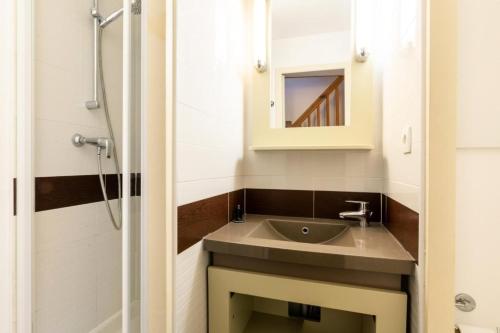 une salle de bain avec un lavabo et une douche dans l'établissement Résidence le Village de Cap Esterel - maeva Home - Appartement 2 Pièces 7 Personnes avec coin cabine - Sélection MAE-7345, à Saint-Raphaël