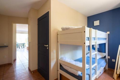 une chambre avec deux lits superposés dans une pièce dans l'établissement Résidence Lacanau Les Pins - maeva Home - Studio 5 Personnes - Sélection MAE-7452, à Lacanau