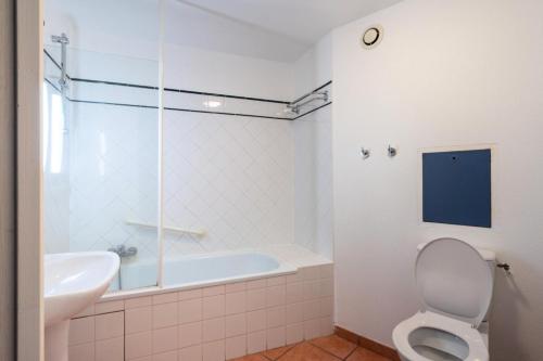 une salle de bain avec une baignoire, des toilettes et un lavabo dans l'établissement Résidence Lacanau Les Pins - maeva Home - Studio 5 Personnes - Sélection MAE-7452, à Lacanau