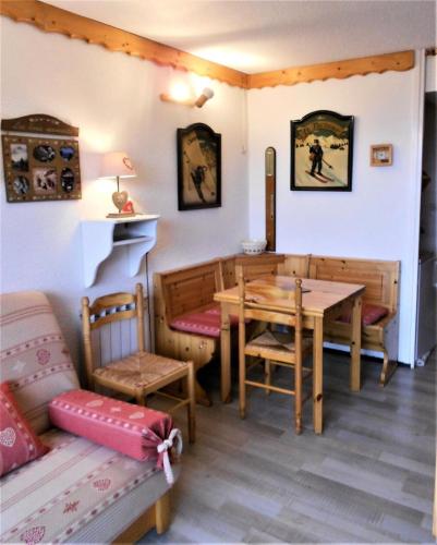 une salle à manger avec une table et des chaises dans l'établissement Résidence Phenix - RESIDENCE PHENIX STUDIO POUR 4 PERSONNES MAE-9884, au Corbier