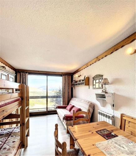 un salon avec un canapé et une table dans l'établissement Résidence Phenix - RESIDENCE PHENIX STUDIO POUR 4 PERSONNES MAE-9884, au Corbier