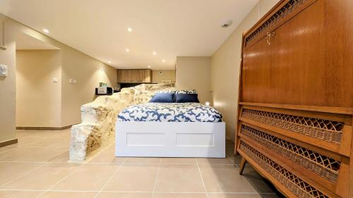 um quarto com uma cama grande e uma grande parede de pedra em Studio - Hyper Centre - Proche Gare em Verneuil d’Avre et d’Iton