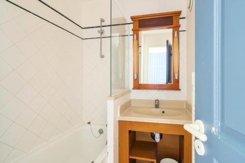 une salle de bain avec une baignoire et un lavabo dans l'établissement Résidence Lacanau Les Pins - maeva Home - Appartement 2 Pièces 5 Personnes - Sélection MAE-7444, à Lacanau