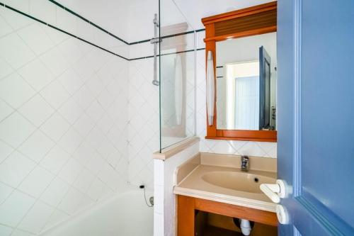 une salle de bain avec un lavabo et un miroir dans l'établissement Résidence Lacanau Les Pins - maeva Home - Appartement 2 Pièces 4 Personnes - Sélection MAE-7453, à Lacanau