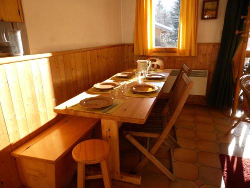 - une table en bois avec des assiettes dans l'établissement Résidence La Cordee - Cordée 2 MAE-0224, aux Contamines-Montjoie