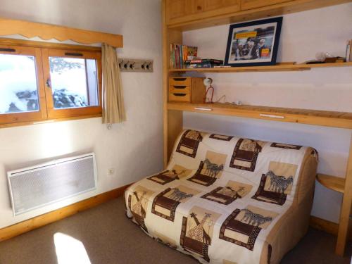 1 dormitorio con cama y ventana en Résidence La Cordee - 3 Pièces pour 6 Personnes 224, en Les Contamines-Montjoie