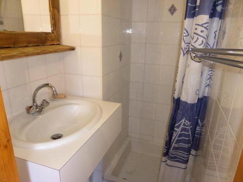 une salle de bain avec un lavabo et une douche dans l'établissement Résidence La Cordee - Cordée 2 MAE-0224, aux Contamines-Montjoie