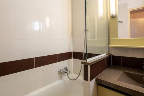une salle de bain avec douche et lavabo dans l'établissement Résidence le Village de Cap Esterel - maeva Home - Appartement 2 Pièces 4 Personnes - Sélection MAE-7735, à Saint-Raphaël