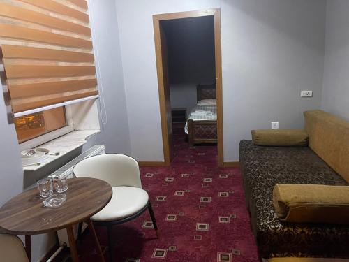 ein Wohnzimmer mit einem Sofa und einem Tisch in der Unterkunft 247 Hotel in Ulaanbaatar