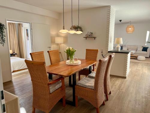 a dining room with a wooden table and chairs at Appartements Zum Weißen Hahn in Bad Zwischenahn