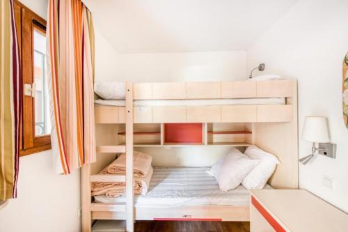 Cette petite chambre comprend des lits superposés. dans l'établissement Résidence Cannes Villa Francia - maeva Home - Studio 4 Personnes - Sélection MAE-7833, à Cannes