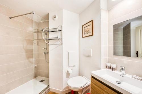 La salle de bains est pourvue d'une douche, de toilettes et d'un lavabo. dans l'établissement Résidence Cannes Villa Francia - maeva Home - Studio 4 Personnes - Sélection MAE-7833, à Cannes