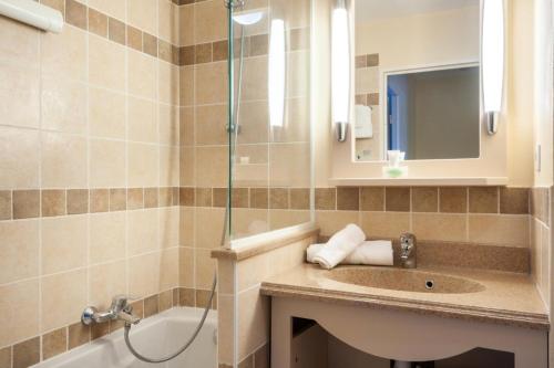 y baño con lavabo y ducha. en Les Coteaux de Pont Royal en Provence - maeva Home - Maison 3 Pièces 6 Perso 77, en Mallemort