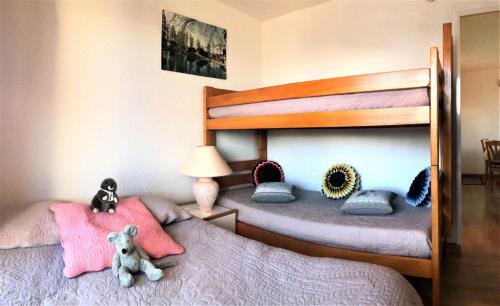 - 2 lits superposés avec des animaux rembourrés dans une chambre dans l'établissement Résidence Lunik - APPARTEMENT DEUX PIECES 6 PERSONNES MAE-5364, au Corbier