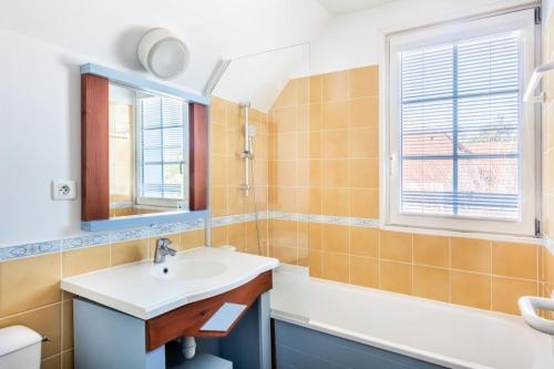 ein Badezimmer mit Waschbecken und Badewanne in der Unterkunft Les Maisons de Belle Dune - maeva Home - Maison 4 Pièces 8 Personnes - Sélection MAE-8187 in Fort-Mahon-Plage