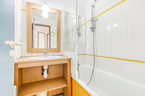 une salle de bain avec un lavabo, une douche et un miroir dans l'établissement Résidence Port Bourgenay - maeva Home - Appartement 2 Pièces 7 Personnes - Sélection MAE-8247, à Talmont-Saint-Hilaire