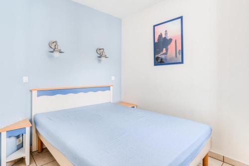 une chambre avec un lit et un tableau au mur dans l'établissement Résidence Port Bourgenay - maeva Home - Appartement 2 Pièces 5 Personnes - Sélection MAE-8255, à Talmont-Saint-Hilaire