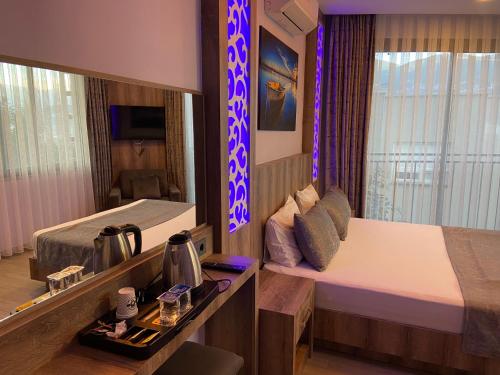 Castle Light Boutique في ألانيا: غرفة الفندق بسرير ومرآة