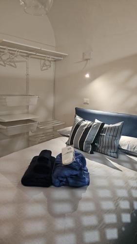 una camera da letto con un letto con testiera blu di CASA MENOTTI a Sanremo