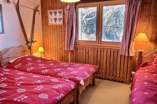 a bedroom with two beds and a window with snow at Chalet L'isard - Chalets pour 10 Personnes 534 in Peisey-Nancroix