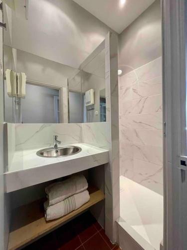 une salle de bain avec un lavabo, un miroir et des serviettes dans l'établissement Villa de charme + Loft à 5 min du centre d'Aix, à Aix-en-Provence