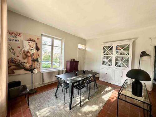 un salon avec une table et des chaises dans l'établissement Villa de charme + Loft à 5 min du centre d'Aix, à Aix-en-Provence