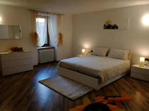 Un dormitorio con una cama y dos mesas y dos lámparas. en Suite alla Terrazza, en Comano Terme