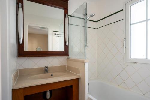 une salle de bain avec une baignoire, un lavabo et une douche dans l'établissement Les Maisons de Lacanau les Pins - maeva Home - Maison 3 pièces 6 personnes - Sélection MAE-8602, à Lacanau