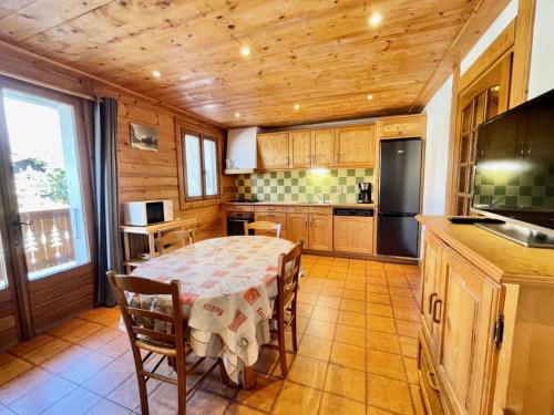 Η κουζίνα ή μικρή κουζίνα στο Résidence Saveurs D'antan - Appartement de charme au coeur du village et pied des pistes MAE-7464