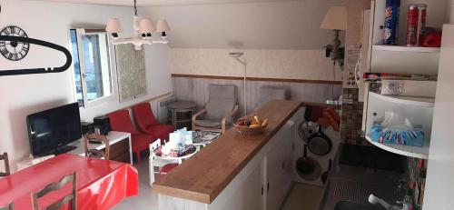 a room with a kitchen with a table and a tv at Résidence Les Tennis - 4 Pièces pour 8 Personnes 264 in Villard-de-Lans