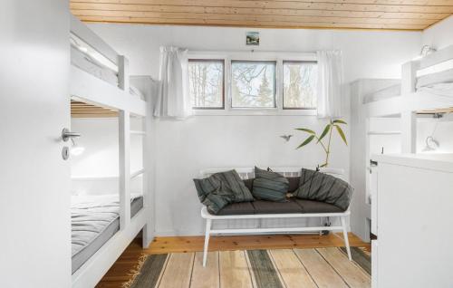Setusvæði á Cozy Home In Hjby With Wi-fi