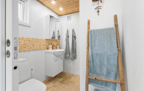 Et badeværelse på Cozy Home In Hjby With Wi-fi