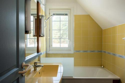 ein Badezimmer mit Waschbecken, Badewanne und Fenster in der Unterkunft Les Maisons de Belle Dune - maeva Home - Maison 4 Pièces 8 Personnes - Sélection MAE-8641 in Fort-Mahon-Plage