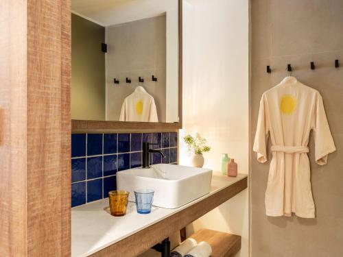 La salle de bains est pourvue d'un lavabo et d'un miroir. dans l'établissement Zel Costa Brava, à Tossa de Mar