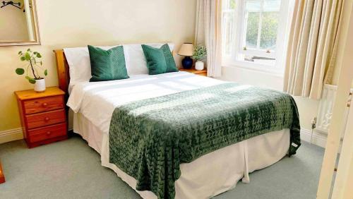 Un dormitorio con una cama grande y una ventana en Peaceful 3 Beds - Near Central London en Londres