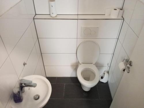 ein kleines Bad mit WC und Waschbecken in der Unterkunft Maya Zimmer in Heilbronn Zentrum in Heilbronn