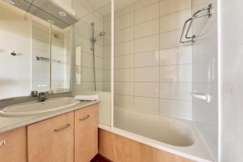 une salle de bain avec une baignoire, un lavabo et une douche dans l'établissement Résidence Les Océanes - maeva Home - Appartement 2 pièces 6 personnes Confort - vue mer MAE-9582, à Pornichet