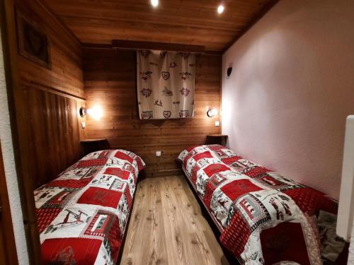 En eller flere senge i et værelse på Résidence Courmayeur - 4 Pièces pour 8 Personnes 804