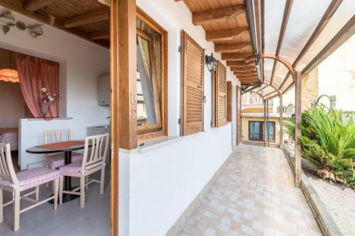 un patio con tavolo e sedie in una casa di Garda Sol SPA Hotel & Appartamenti a Toscolano Maderno