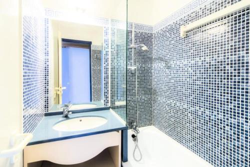 une salle de bain avec un lavabo et une douche en verre dans l'établissement Résidence Port Bourgenay - maeva Home - Studio 5 personnes - Confort MAE-9585, à Talmont-Saint-Hilaire