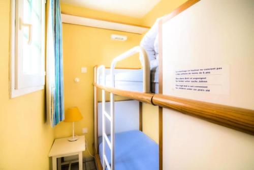 Ce lit superposé se trouve dans une petite chambre dotée d'une fenêtre. dans l'établissement Résidence Port Bourgenay - maeva Home - Studio 5 personnes - Confort MAE-9585, à Talmont-Saint-Hilaire