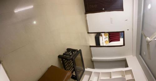 uma pequena cozinha com uma escada num quarto em Hotel Fortune Heights em Hyderabad