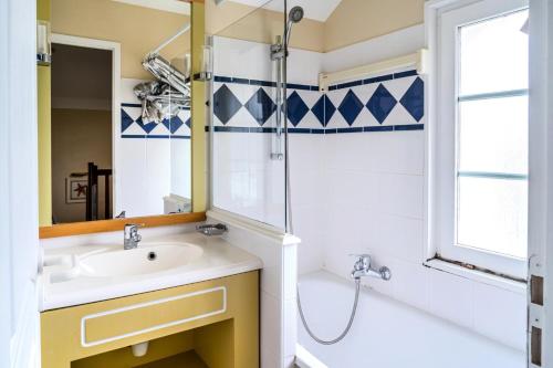 une salle de bain avec un lavabo et une douche dans l'établissement Les Maisons de Port Bourgenay - maeva Home - Maison 3 Pièces 6 Personnes - Sélection MAE-2694, à Talmont-Saint-Hilaire