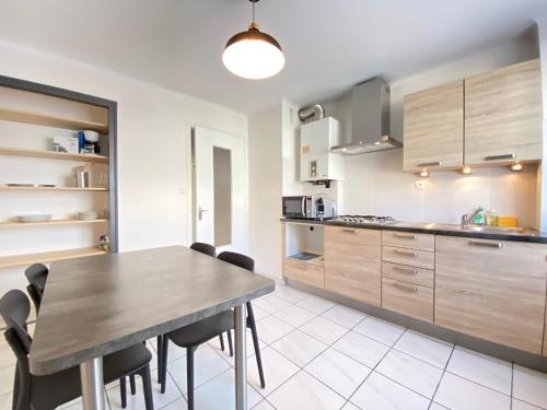 アヌシーにあるAppartement Annecy, 2 pièces, 4 personnes - FR-1-432-2のキッチン(木製テーブル、椅子付)