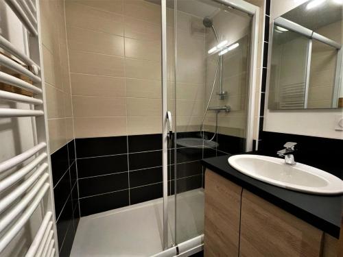 une salle de bain avec douche et lavabo dans l'établissement Résidence Courmayeur - Beau 2 pièces cabine Pied des pistes MAE-3934, aux Menuires