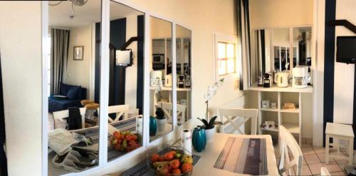 - un salon avec une table et un miroir dans l'établissement Résidence Port Bourgenay - maeva Home - Appartement 2 Pièces 5 Personnes - Sélection MAE-5154, à Talmont-Saint-Hilaire