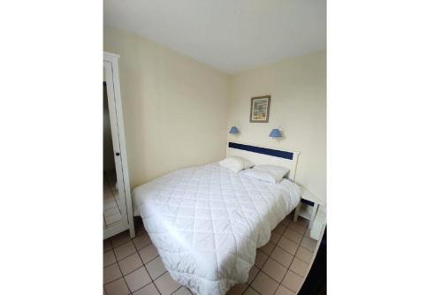 - une chambre avec un lit blanc et du carrelage dans l'établissement Résidence Port Bourgenay - maeva Home - Appartement 2 Pièces 5 Personnes - Sélection MAE-5154, à Talmont-Saint-Hilaire