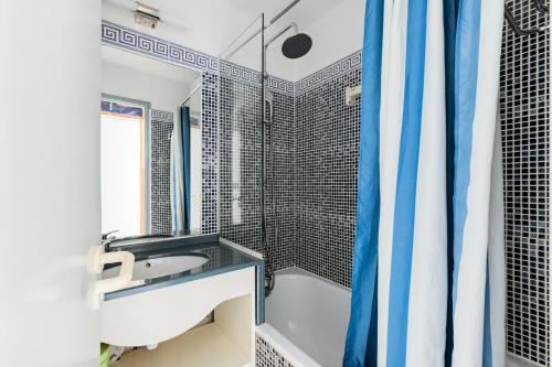 y baño con lavabo y espejo. en Résidence Port Bourgenay - maeva Home - Appartement 2 Pièces 5 Personnes - 64, en Talmont