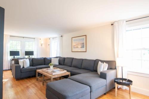 Posezení v ubytování Pristine Multi-Family Home w Barn Game Room